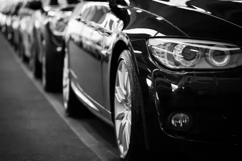 Ile lakieru na auto? Uniknij błędów, oszacuj koszty lakierowania.