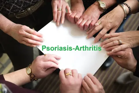 Hände berühren ein Blatt Papier mit "Psoriasis-Arthritis". Viele Menschen mit dieser Erkrankung kämpfen um eine Rente.