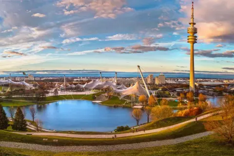 Monachium atrakcje dla dzieci: Olimpijskie jezioro, stadion i wieża telewizyjna tworzą malowniczy krajobraz.