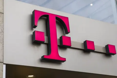 Logo T-Mobile z różowymi kwadratami. 80332 co to za numer? To kod pocztowy, który może być związany z lokalizacją tej firmy.