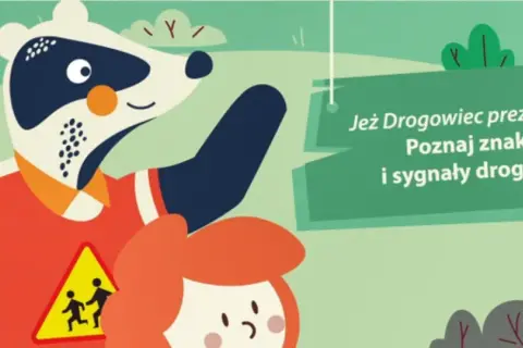 Jeż drogowiec w pomarańczowej kamizelce pokazuje znak ostrzegawczy z dziećmi i znak STOP.