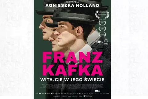 Plakat filmu "Franz Kafka. Witajcie w jego świecie" z Agnieszką Holland w reżyserii. Trzy twarze w kapeluszach tworzą surrealistyczny obraz.
