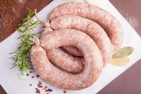 Biała kiełbasa na grilla: surowa czy parzona? Poznaj sekret idealnego smaku