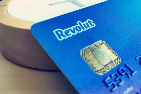 Chcesz wiedzieć, jak zamówić kartę Revolut? Oto zbliżenie na niebieską kartę z logo Revolut i numerem.