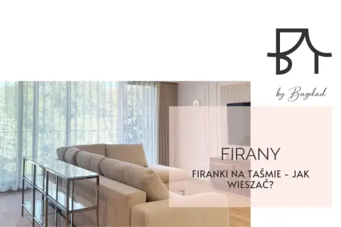 Eleganckie wnętrze z jasną sofą i firankami. Tekst: "FIRANKI NA TAŚMIE - JAK WIESZAĆ?".