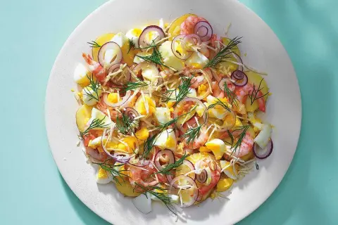 En härlig potatissallad med räkor, ägg, rödlök och dill. En riktigt god sallad till maten!