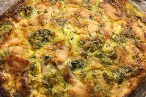 En gyllene laxpudding med broccoli och dill, redo att serveras. Ett perfekt laxpudding recept för middagen.