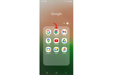 Une flèche rouge pointe vers l'icône Chrome dans un dossier d'applications Google sur un téléphone Android. Ce raccourci Chrome Android est pratique.