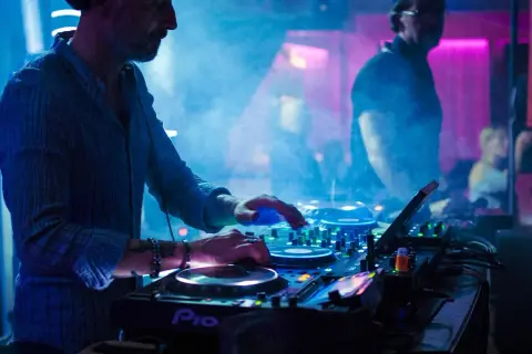 Jak znaleźć pracę jako DJ? Przewodnik po rynku i zarobkach