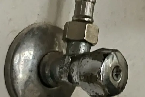 Metalowy zawór wody. Aby zakręcić wodę, obróć pokrętło w prawo.