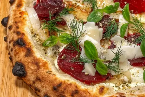 Eine köstliche Cookie Pizza mit Rote Bete, Dill und Parmesan.