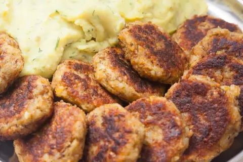 Złociste kotlety mielone z airfryer, podane z kremowanym puree ziemniaczanym z koperkiem. Pyszny obiad gotowy w mgnieniu oka!