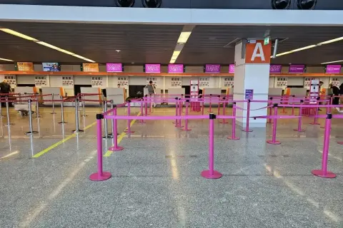 Puste stanowiska odprawy Wizz Air na lotnisku. Krok po kroku na lotnisku, czekając na swój lot.