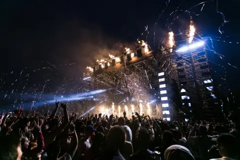 Tłumy ludzi na koncercie, konfetti i płomienie na scenie. Niezapomniane festiwale w Polsce!
