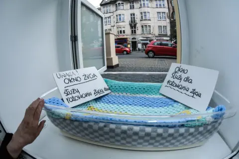 Okno życia, bezpieczne miejsce dla noworodków. Tabliczki informują: "Uwaga! Okno życia służy ratowaniu życia" i "Okno służy dla ratowania życia".