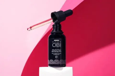 Elixir OBI con bakuchiol que es un ingrediente natural para rejuvenecer la piel, presentado en un frasco oscuro con gotero.