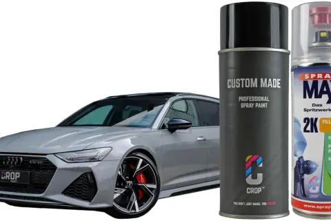Elegancki samochód w kolorze nardo grey obok puszek z farbą w sprayu. Idealny do odświeżenia lakieru.
