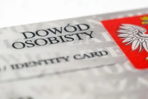Fragment nowego dowodu osobistego z godłem Polski.