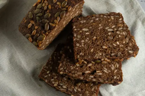 Dunkles Vollkornbrot mit vielen Kernen und Samen. Ein ideales Brot zum Abnehmen, das gut sättigt.
