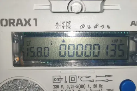 Norax 1: opis wyświetlacza pokazuje 15.80 kWh i 00000135.