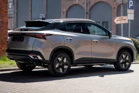 Nowy Chery Omoda 5 w miejskim otoczeniu, z charakterystycznymi felgami i nowoczesnym designem.