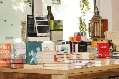 Bücher im altenberger domladen: Romane, Novellen und mehr, darunter "John Dos Passos Orient-Express" und "Gladiator".