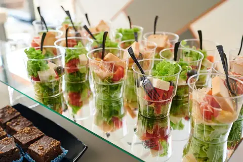 Catering "jak u mamy": Prawdziwy smak tradycji na Twoim stole