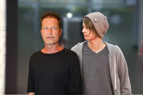 Valentin Florian Schweiger und ein junger Mann mit Mütze.