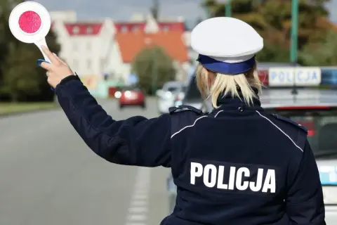 Policjantka kieruje ruchem, a kierowcy zastanawiają się, dlaczego punkty karne nie skasowały się po roku.