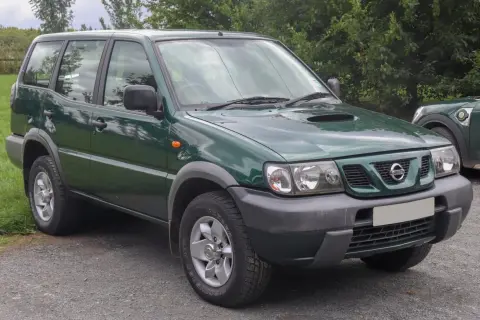 Nissan Terrano 2 verde, un todoterreno robusto. Sus medidas, especialmente el largo, lo hacen ideal para aventuras.