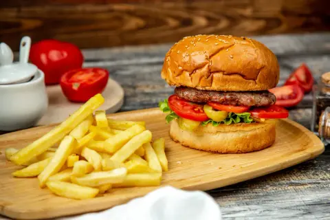 Jak doprawić mięso na burgery? Odkryj sekrety soczystości!