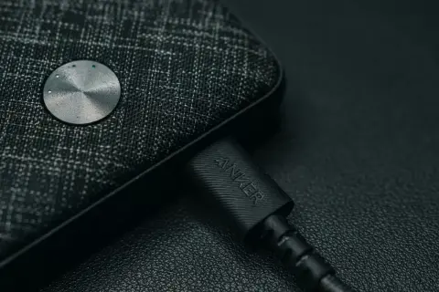 Szukasz idealny powerbank do samolotu? Ten Anker z wskaźnikiem naładowania to świetny wybór na podróż.