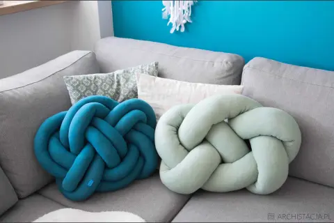 DIY: Poduszka z koca bez szycia! Odmień wnętrze w 15 min.