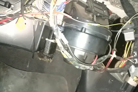 W Audi A4 B5 zawór nagrzewnicy znajduje się za panelem deski rozdzielczej, blisko dmuchawy.