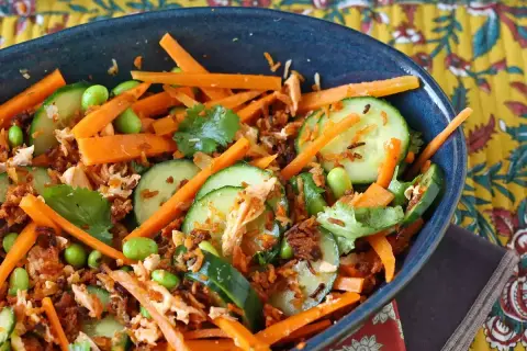 En fräsch och färgglad sallad med strimlade morötter, gurka, edamamebönor och lax. Perfekt som lätt lunch eller som ett tillbehör till middagen. Dessa sallader till mat är en fest för ögat och magen.
