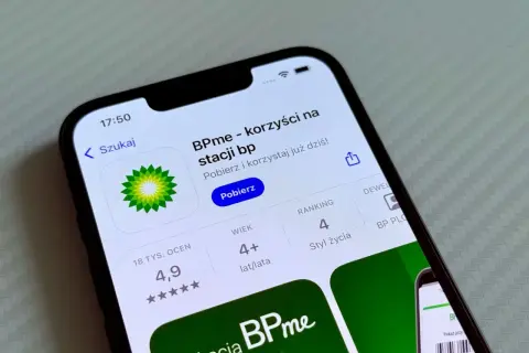 Aplikacja BPme na telefonie, gotowa do pobrania. Korzystaj z benefitów na stacji bp!
