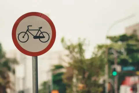 Kto stawia znaki drogowe na osiedlu? Sprawdź odpowiedzialność i przepisy