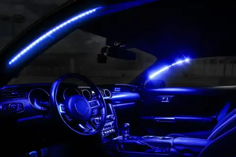 Intérieur de voiture illuminé par des bandes LED bleues, parfait pour installer un éclairage d'ambiance.