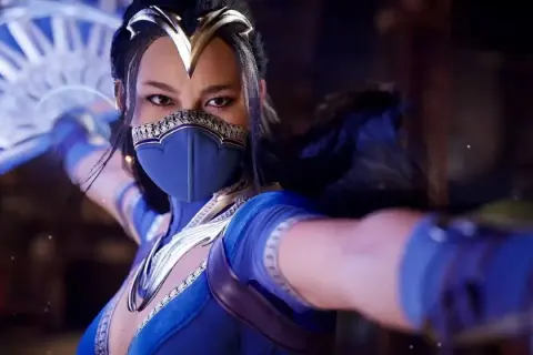 Mortal Kombat Kitana w niebieskim stroju z wachlarzem gotowa do walki.