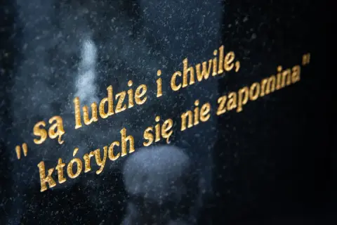 Są ludzie i chwile, których się nie zapomina" - złoty cytat na pożegnanie, wyryty na czarnym kamieniu.