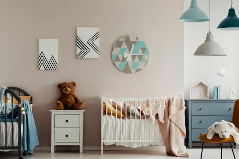 Chambre de bébé avec berceau, peluche et horloge géométrique. Une belle idée de diy deco bebe pour une chambre douce et moderne.