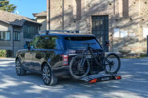 Svart Range Rover med cykelställ och cykel bak. Perfekt för att montera dragkrok och sedan besiktning inför cykelsemestern.