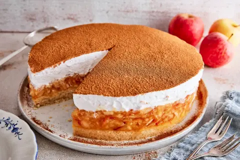 Saftige schwedische Apfeltorte mit Zimt und Sahne, bereit zum Genießen.