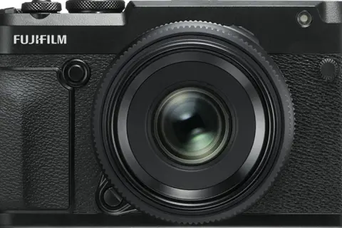 Appareil photo noir Fujifilm GFX 50R avec objectif proéminent.