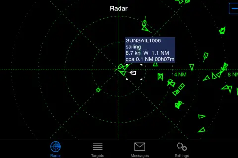Schermo radar con simboli di navi e informazioni AIS sul traffico marittimo.