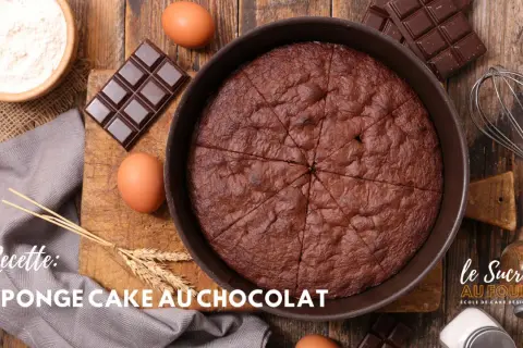 Un délicieux cake au chocolat, prêt à être dégusté, entouré d'ingrédients comme des œufs, du chocolat et de la farine.