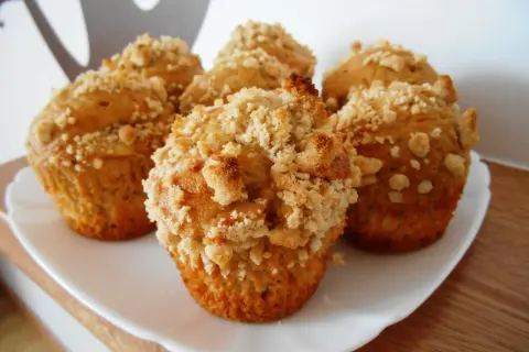 Pięć puszystych muffinek na maślance, posypanych chrupiącą kruszonką, czeka na talerzyku.