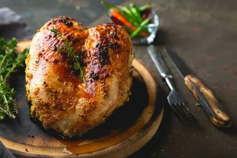 Petto di pollo arrosto con senape e erbe aromatiche, perfetto per le tue ricette con il petto di pollo.