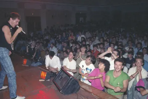 Koncert Lady Pank, tłum skanduje "Zamki na piasku".
