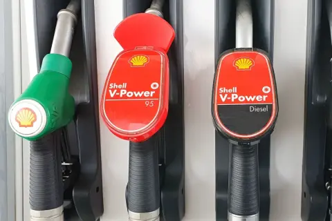 Dwa dystrybutory paliwa Shell V-Power: jeden z zieloną końcówką i oznaczeniem 95, drugi z czerwoną i napisem Diesel. Ceny paliw dzisiaj.